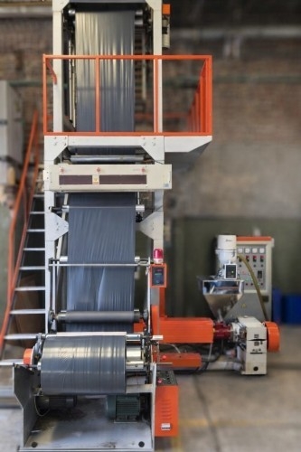 Máquina extrusora industrial de polietileno en fábrica Free Pack